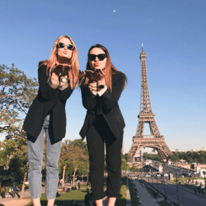 Duas mulheres de preto em Paris